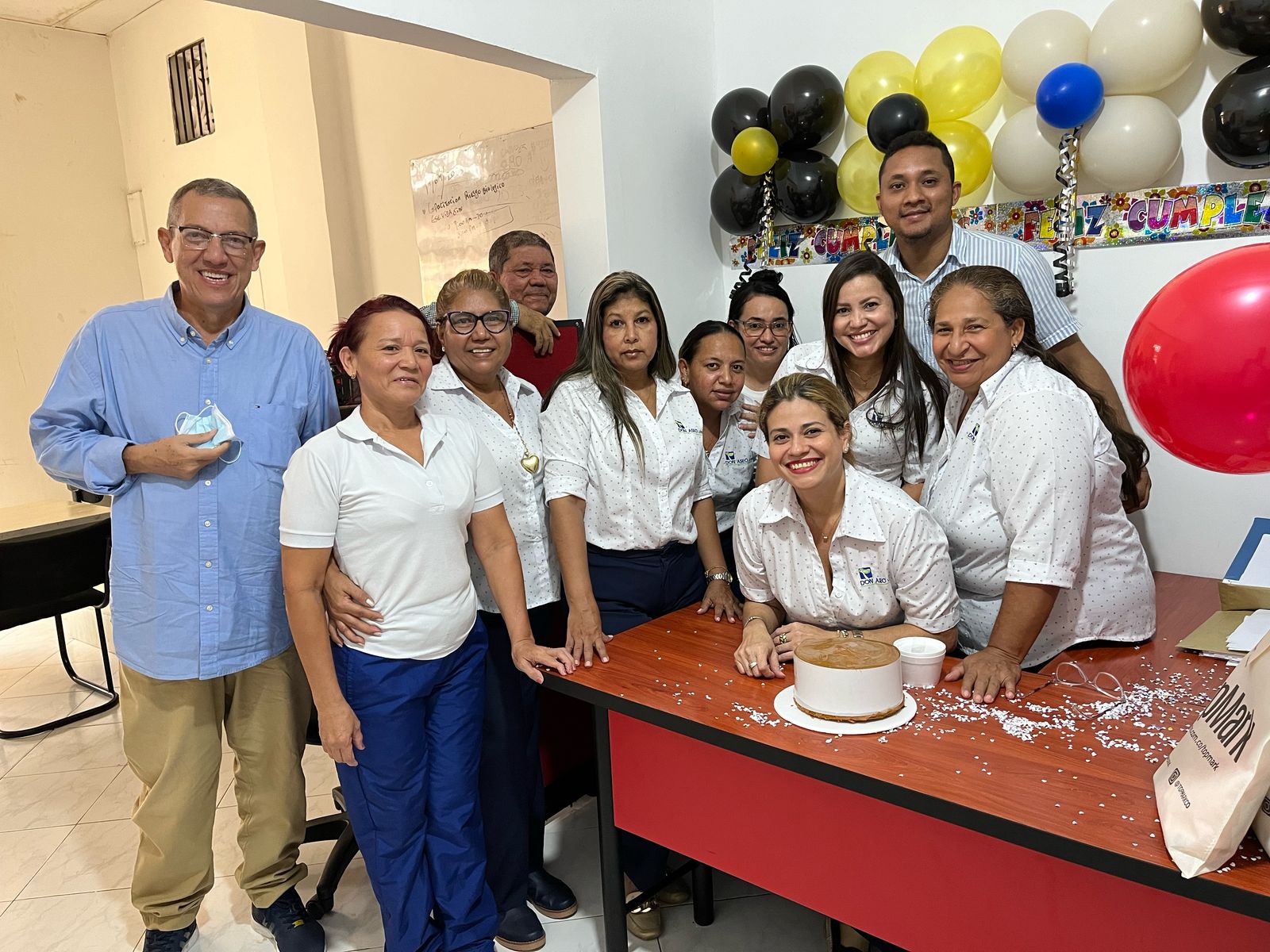 Gerente y equipo con uniforme oficial Don Aseo en celebración